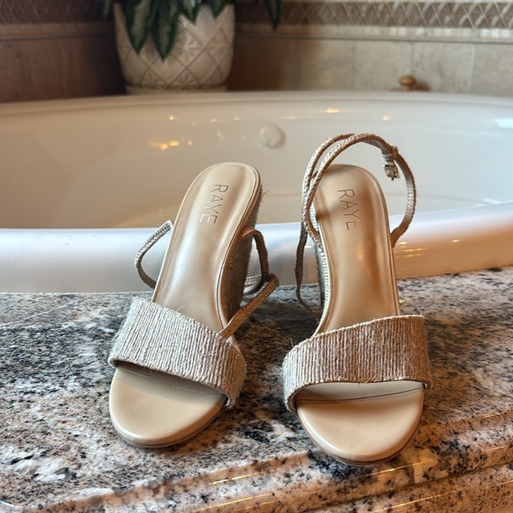 Raye - Picture 3 of 8